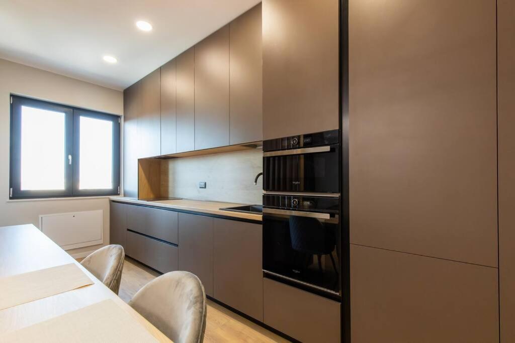 Elegant 2 Bedroom Retreat Appartamento Bucarest