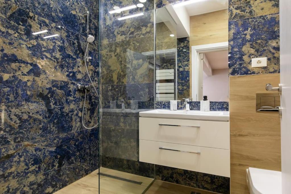 Elegant 2 Bedroom Retreat Appartamento Bucarest